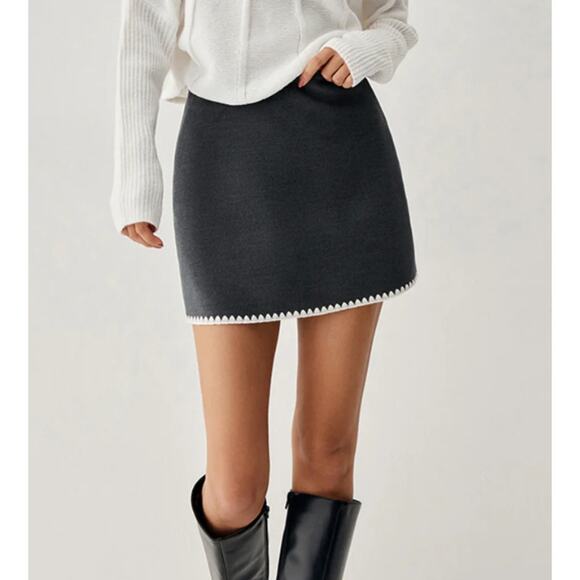 Embroidered Trim Mini Skirt | Size 6 (Med) | Commense - Picture 3 of 4